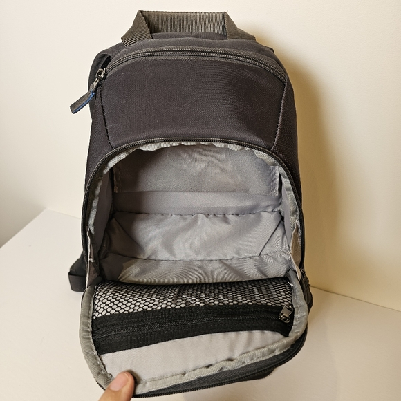 Case Logic grey small side access camera backpack - Picture 10 of 14